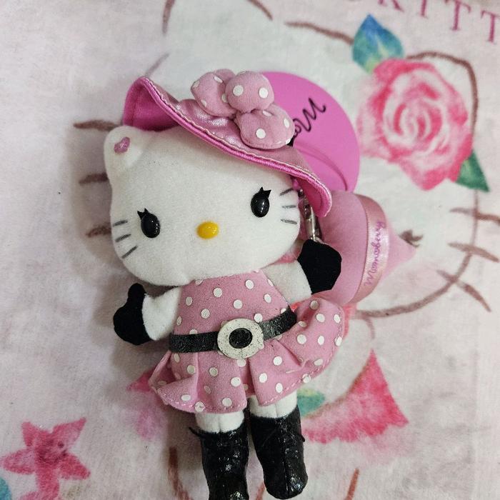 Boneka hello kitty momoberry mascot topi
