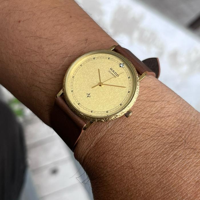Rado Quartz Engraved Bezel Jam Tangan Pria dengan Tali Kulit Coklat dan Desain Elegan