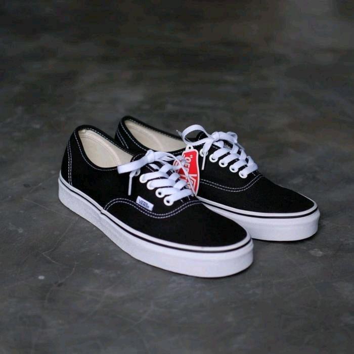 Vans Sepatu VanZ Hitam Putih dengan Tali Putih dan Logo Merah untuk Gaya Casual