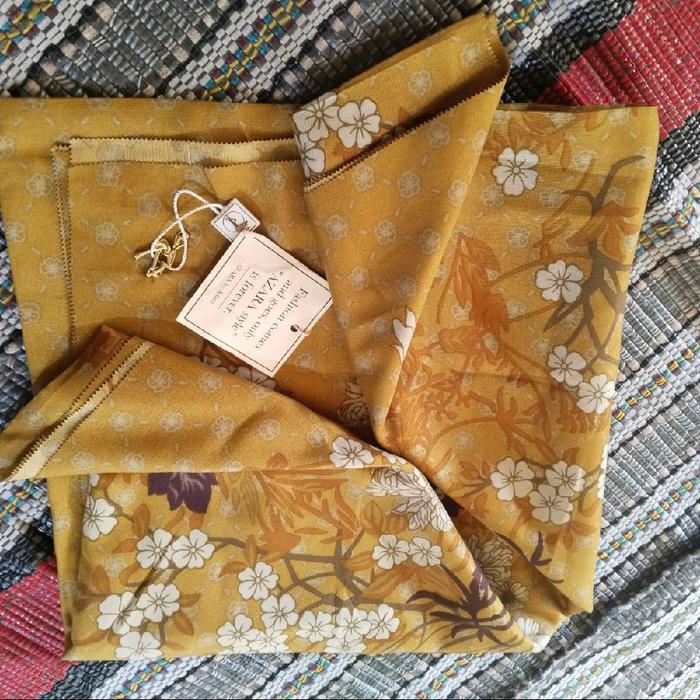 AZARA Kerudung Motif Bunga Kuning Elegan dengan Desain Bunga Berwarna Kuning Yang Menyenangkan
