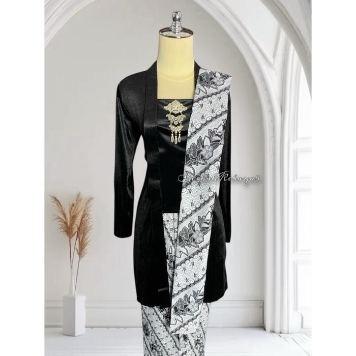 Setelan Kebaya Kutu Tunik Panjang / Kebaya + Selendang + Jarik Wiru Plisket Motif Parang Kusumo Puti
