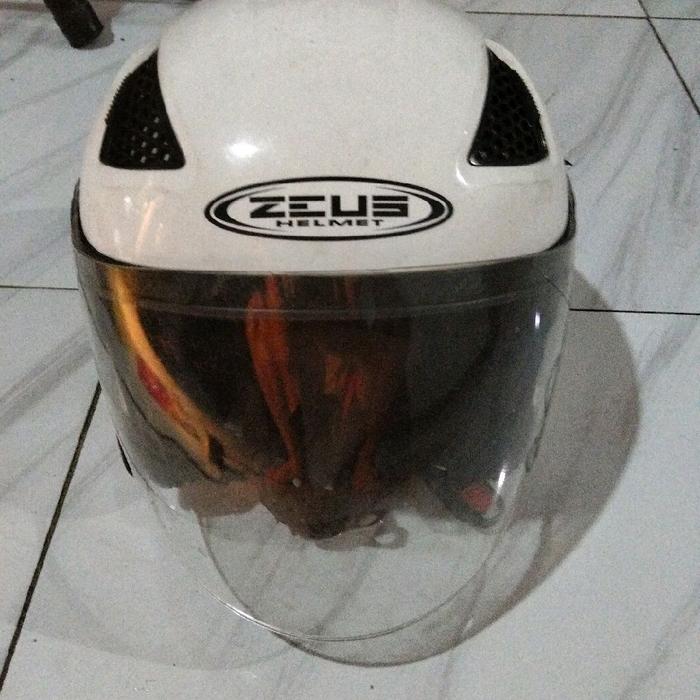 Zeus Helm Warna Putih Zeus Helmet dengan Desain Modern dan Nyaman untuk Pengguna