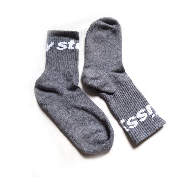 Stussy kaos kaki pria abu