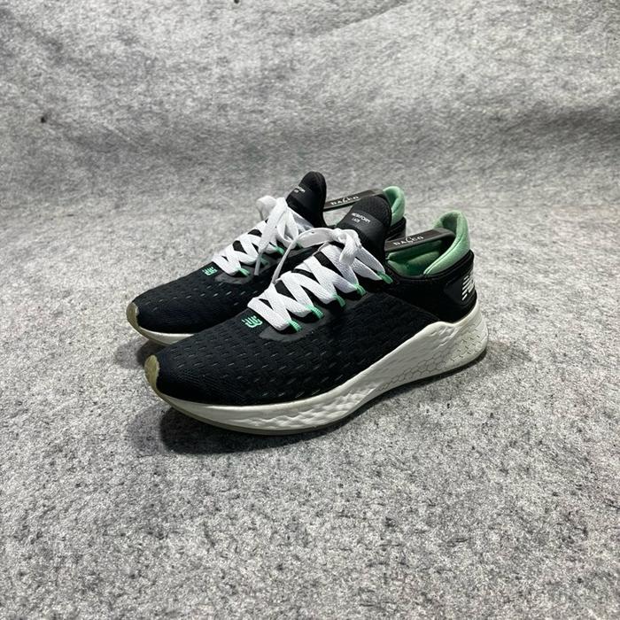 Merek : NB FRESH FOAM LAZR V2 Model : RUNNING SHOES  Asla. : MADE IN VIETNAM Ukuran: 6.5 setara 40.5