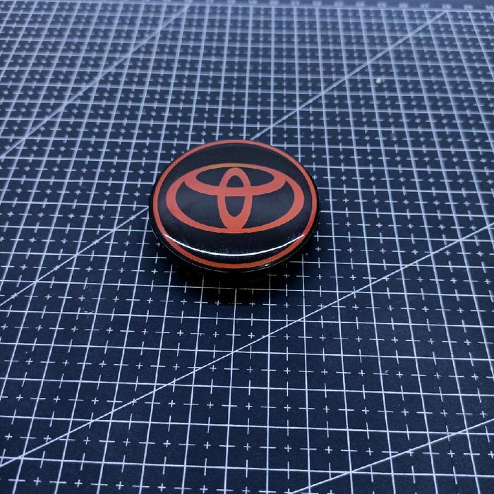 dop roda Agya logo Toyota warna merah