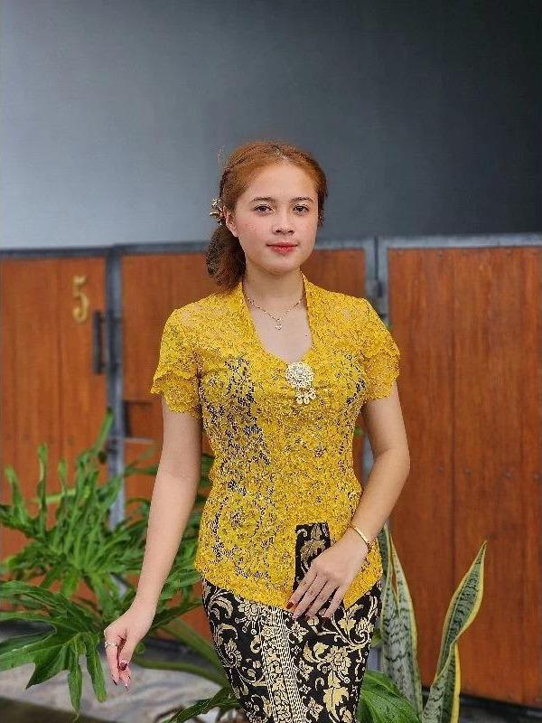 Kebaya Bali Jadi Brokat Sofia Strait Pendek Lilit Atasan Tradisional Warna Kuning Sandat