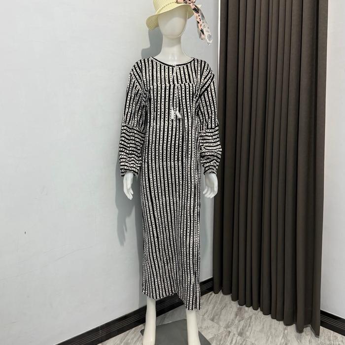 Daster seperti gamis dengan desain garis hitam putih dan lengan panjang
