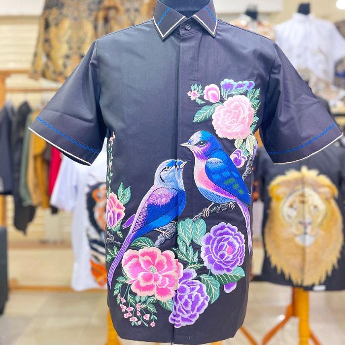 Kemeja Boardir motif burung Pipit lengan pendek warna hitam bahan semi wool