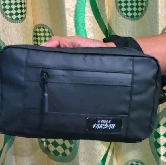 tas slempang tas hand bag waterfroof cowo/cewe tredy nyaman di pakai Pria Hitam