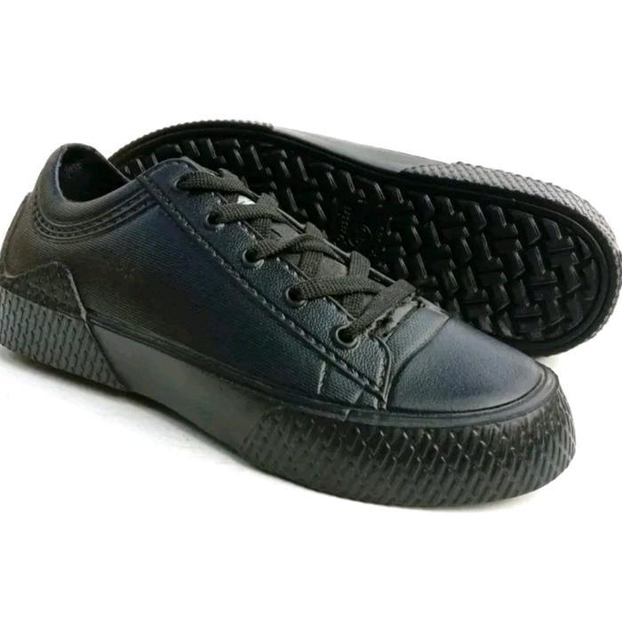 NEW Sepatu Komin K065 Hitam Polos Karet dan Komin K065 Putih Bintang Karet