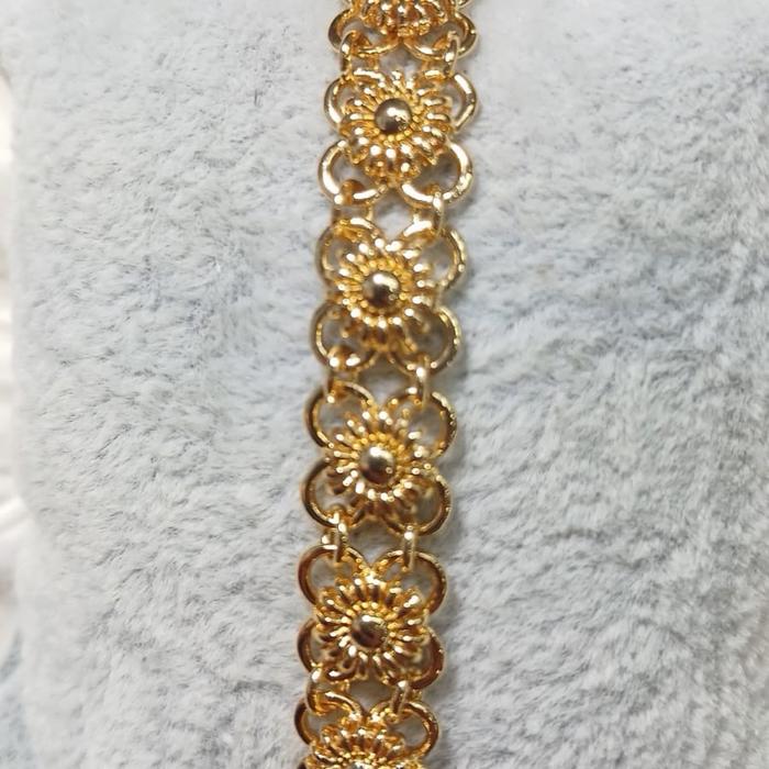 Gelang bunga tanjung yang menyerupai emas London murni. Cocok dipakai ke pesta. Bahan terbuat dari t