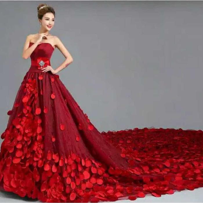 gaun pengantin  merah  ekor  3mtr  dengan model bunga  besar  wedding dress  red  / maroon  tanpa le