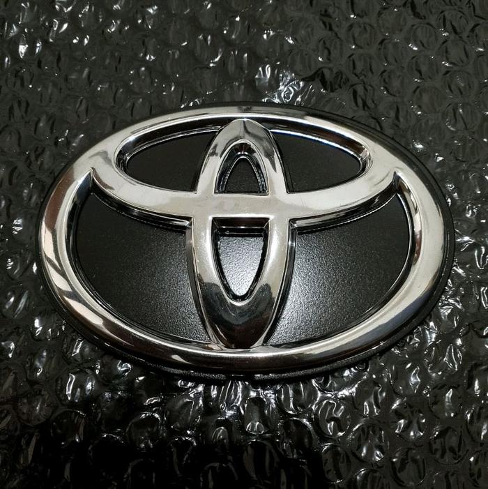 Emblem logo Toyota untuk ban serep Rush .