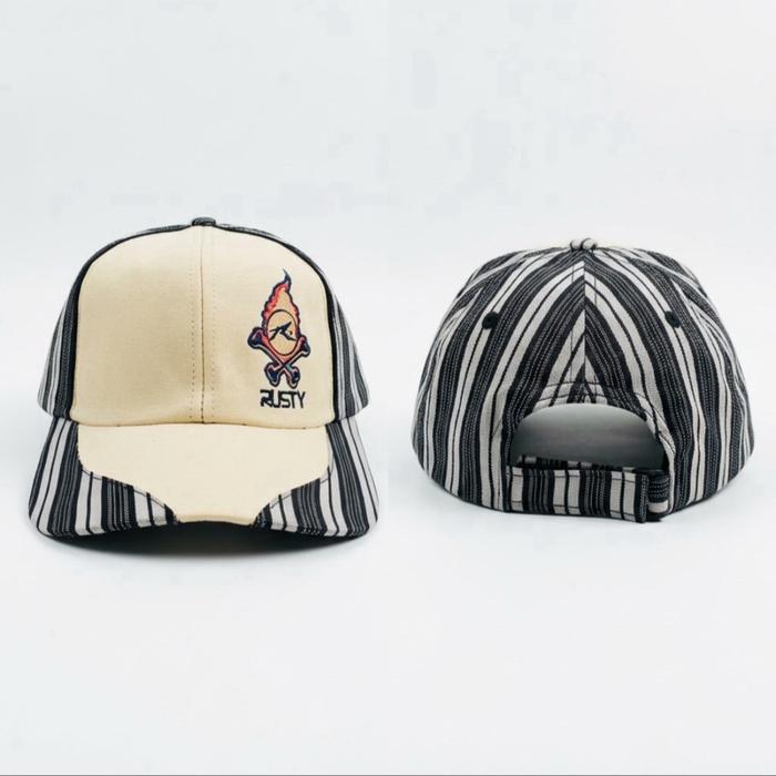 Rusty Topi Baseball dengan Desain Garis Hitam Putih dan Logo Api Khas