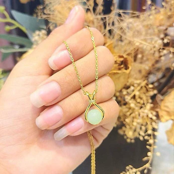 ￼Kalung Titanium Liontin Giok Hetian