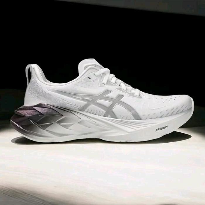 Sepatu Asics FF Blast putih dengan desain modern dan teknologi FF Blast untuk kenyamanan dan perform