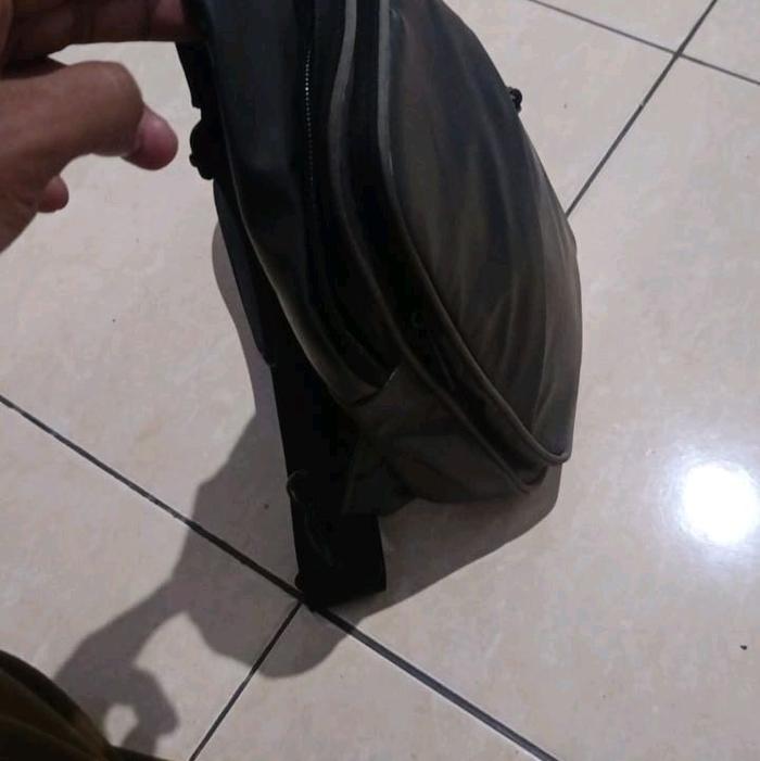 Tas selempang laki laki bahan anti air berkualitas dan fesionable cocok untuk tempat hp dan dompet. 