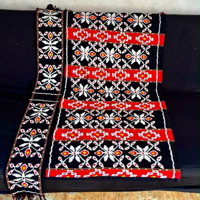 Sarung rote / sarung dan selendang adat Rote NTT