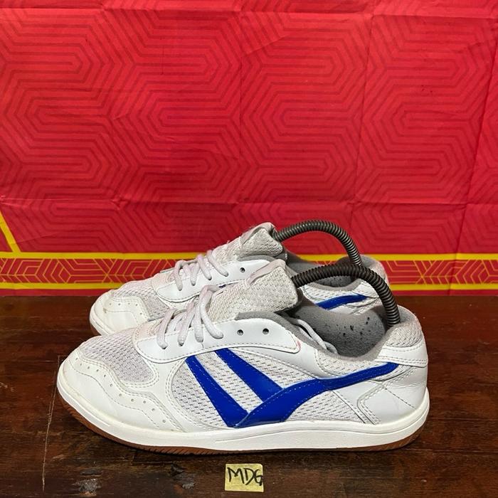 Sepatu futsal second branded calci bomsala size 38