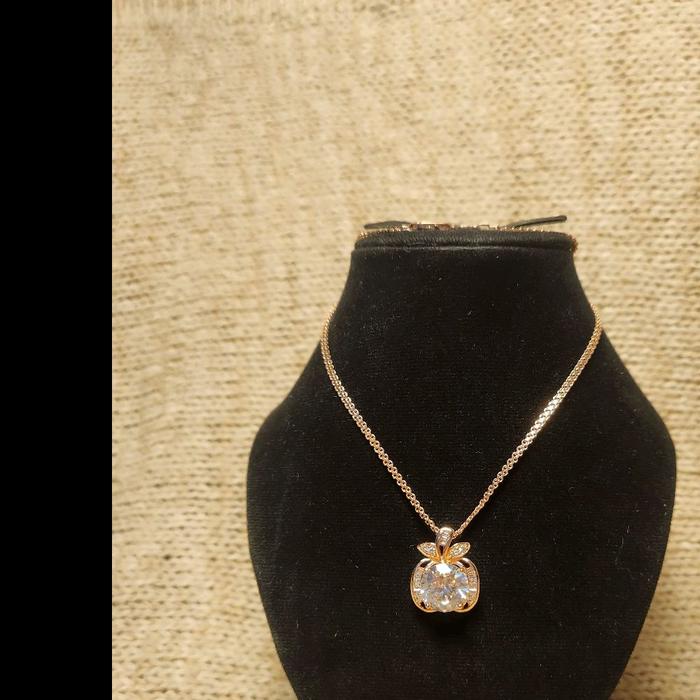 kalung xuping dengan liontin mawar rantai berwarna rose gold
