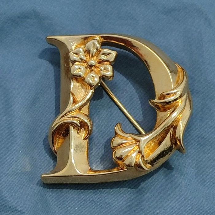 Vintage Avon initial D  Brooch in goldtone gorgeous Bros inisial huruf "D"