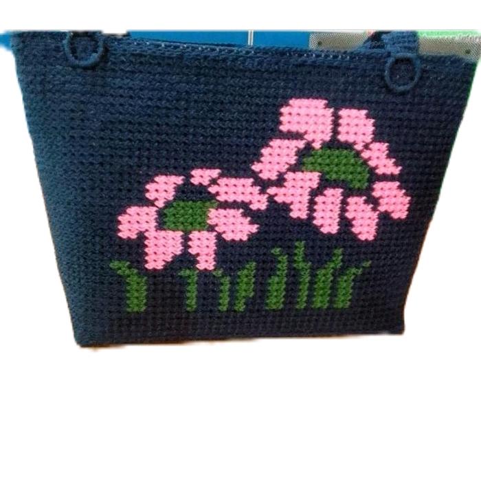 Tas Rajut Bunga Merah Muda dengan Desain Elegan dan Warna Biru Tua