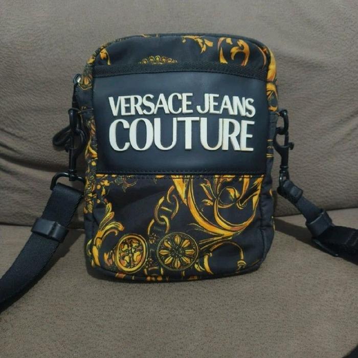 Versace Jeans Couture Tas Selempang dengan Desain Eksklusif dan Logo Terkenal