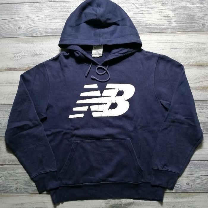Jaket Hoodie new balance Navy Biru Tua dengan Logo Putih dan Kantong Depan untuk Gaya Santai