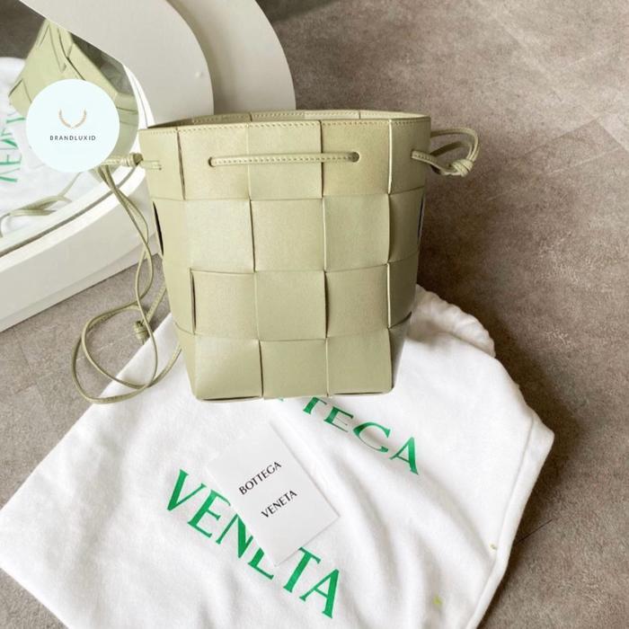BOTTEGA VENETA GREEN SMALL CASSETTE CROSS-BODY BUCKET BAG TRAVERTINE/GOLD