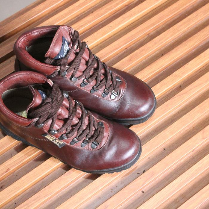 sepatu boot high hiking keren kokoh" Vasque made in Italy" upper kulit asli. outsole kokoh.  size 38