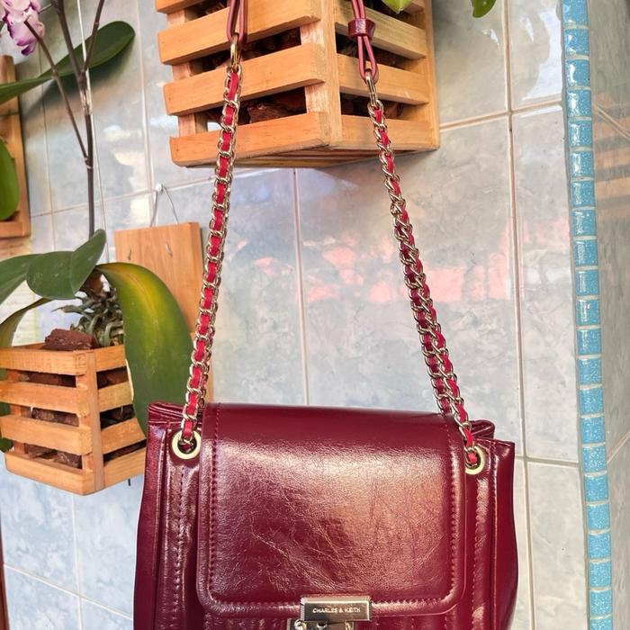 Tas Donna crinkle effect maroon shoulder bag dari brand Charles n Keith ORIGINAL