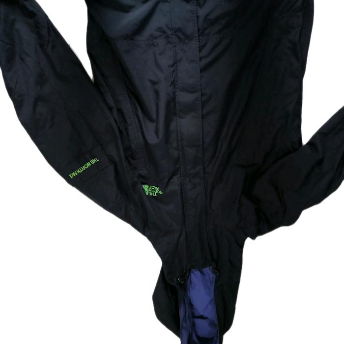 Jaket tnf SS (Saku Samping) adalah jaket dari The North Face dengan desain  saku samping. Cocok untu