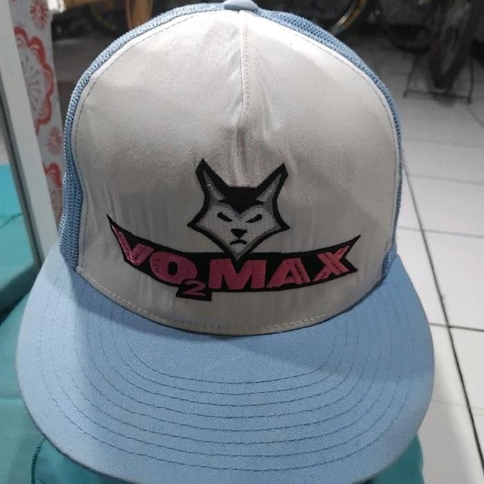 VO2MAX Topi Baseball Putih dengan Logo Kucing dan Tulisan VO2MAX Warna Biru Muda