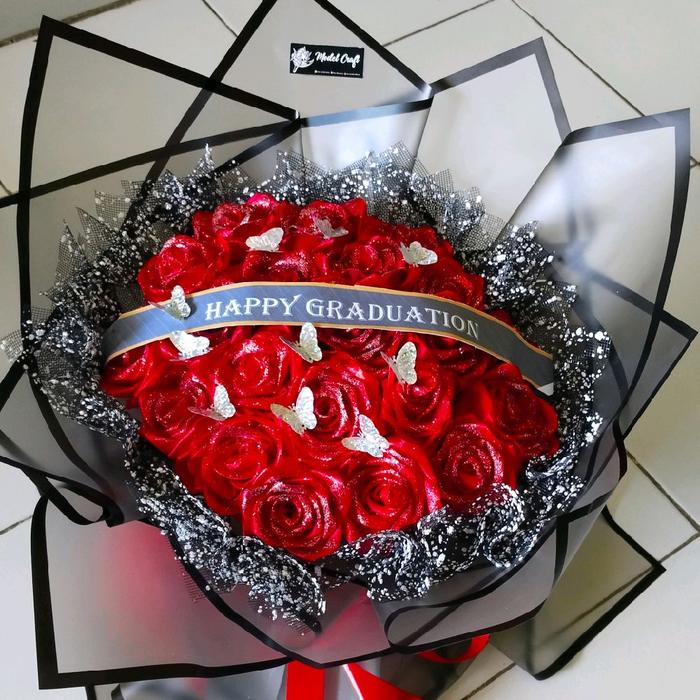 Bunga Graduation Merah dengan Desain 'Happy Graduation'