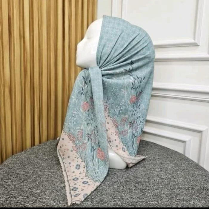 HIJAB SEGI EMPAT VOAL PREMIUM MOTIF BUNGA BIRU WARDAH
