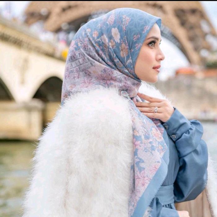 jilbab segiempat button motif paris ber plat logo B