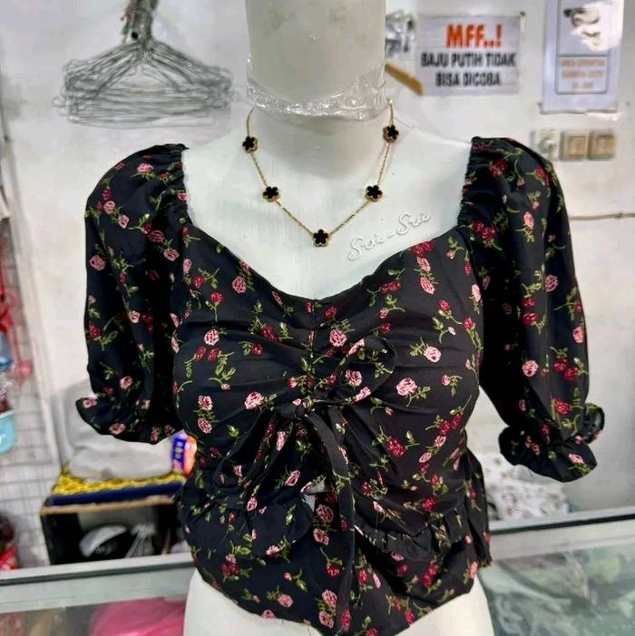 Baju Blouse Wanita dengan Warna Biru Langit Motif Bunga Elegan dan Nyaman untuk Dipakai Sehari-hari