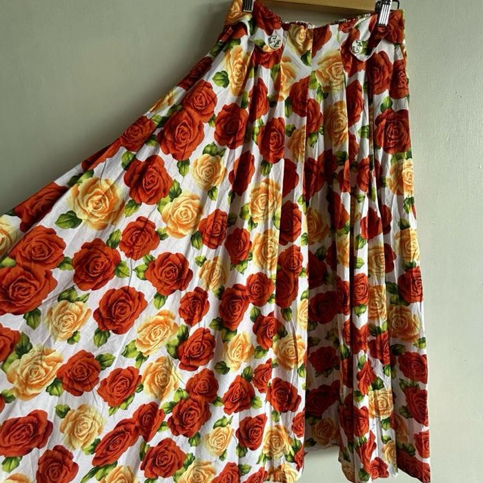 Rok Payung Katun Poplin Printing Motif Bunga. 1 warna. Panjang 95. Lingkar pinggang 100. Belakang ka