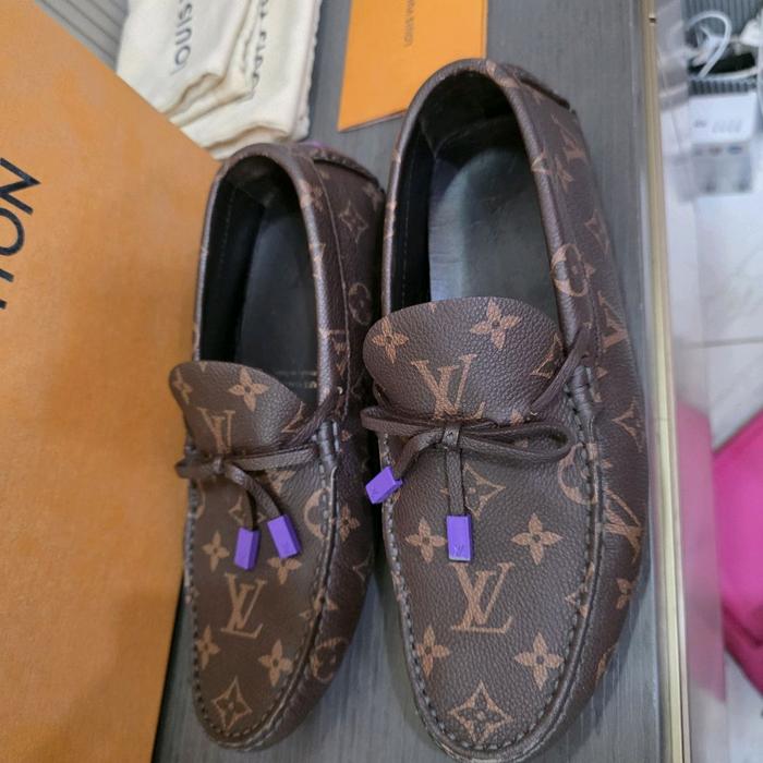 Louis Vuitton Sepatu Loafer Monogram Coklat dengan Detail Ungu dan Tali Serut untuk Gaya Kasual Mono