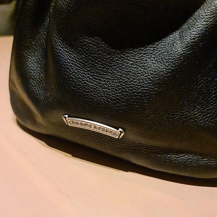 Chrome Hearts Tas Hitam dengan Logo Chrome Hearts Elegan dan Mewah