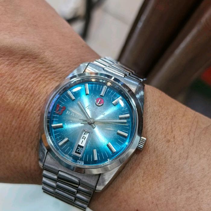 Jam Tangan Pria Rado dengan Tampilan Biru dan Tanggal Hari. . dial gradasi
