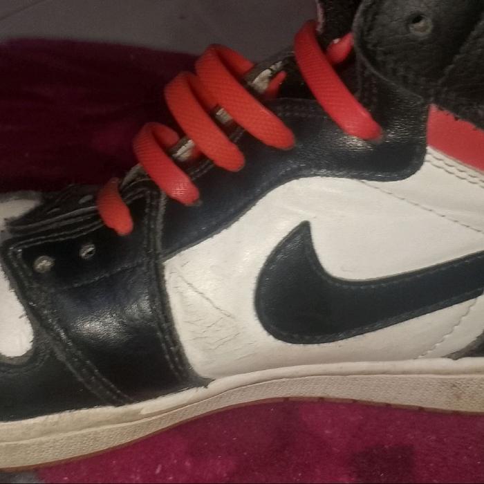 Nike Sepatu Air Jordan dengan Tali Merah dan Desain Hitam Putih