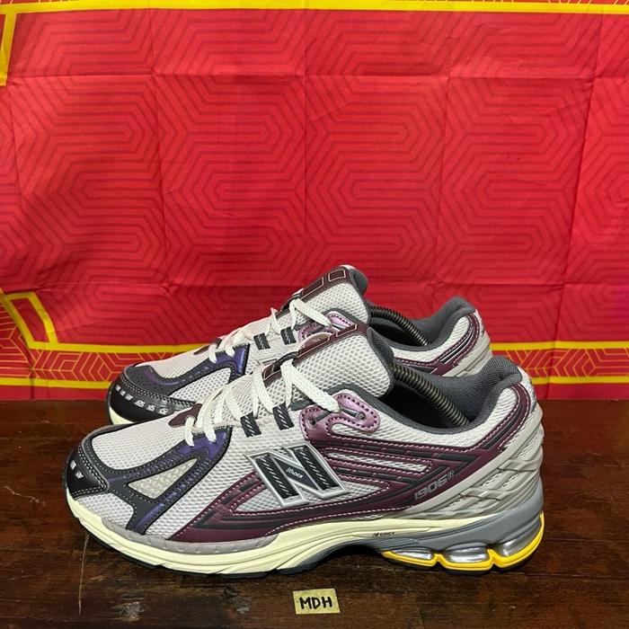 Sepatu second branded new balance 1906 ivory purple size 45