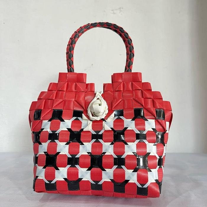 Tas Nelon Kecil kancing satu Khas Amuntai Kal-Sel dengan Desain Kotak-kotak yang Unik
