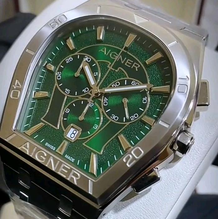 Aigner Jam Tangan Pria Lugo dengan Desain Chronograph Hijau dan Tali Stainless Steel Elegan