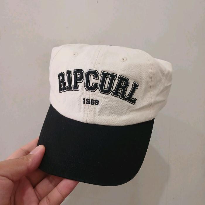 RIPCURL Topi Original 1969 - Hitam dan Putih dengan Logo Besar