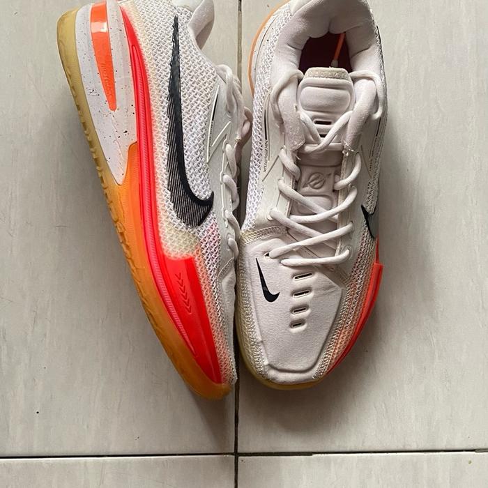 Nike Sepatu Basket GT Cut 1 Putih dengan Detail Orange dan Hitam untuk Performa Optimal