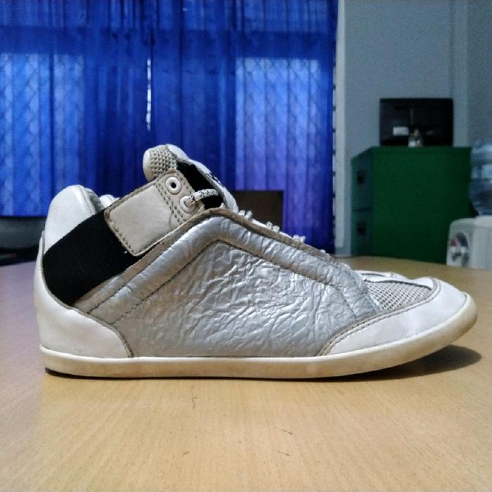 Sepatu Sneakers seri Y3 Kazuhiri Silver size 42 preloved boots outdoor hiking second bekas adinda