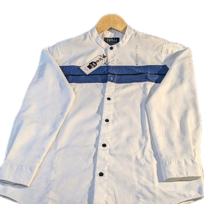 Ezolla Kemeja Pria Putih dengan Detail Biru - Desain Elegan dan Nyaman untuk Penggunaan Sehari-hari 
