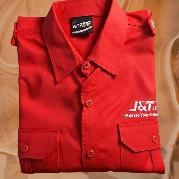 Kemeja Premium JNT Express Merah dengan Logo JNT Express di Dada dan Lengan